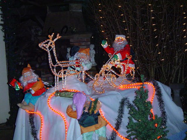 Pere noel et son traineau accompagne de ses lutins