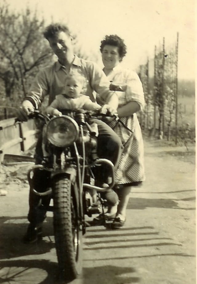 Petite fille et ses parents