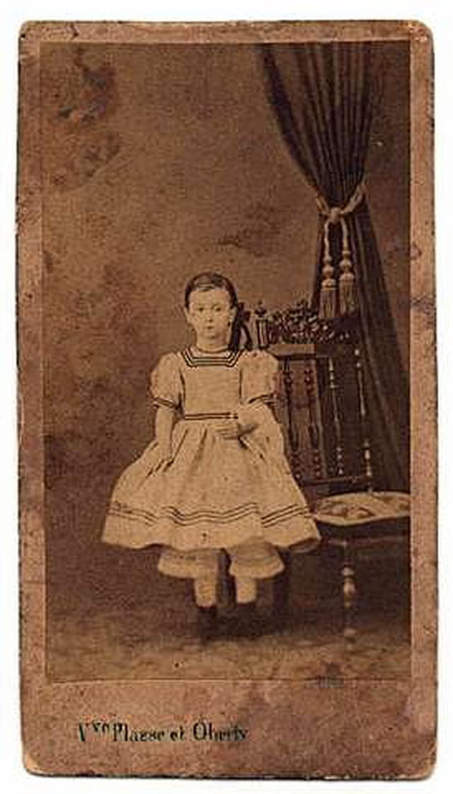 Petite fille modèle en 1890