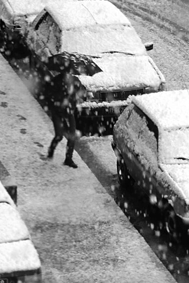 piéton sous la neige