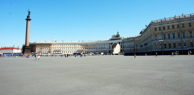Place du Palais et colonne Alexandre