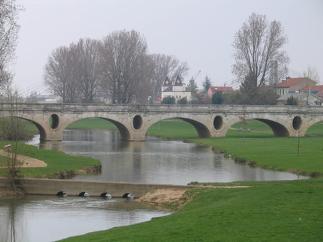 Pont d'époque ancienne, à Chalon-sur-Saône.
