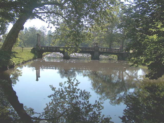 Pont entre ciel et eau, entre ombre et lumière