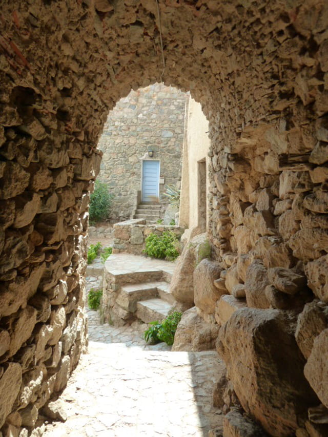 porte cachée à Saint Antonino en Corse