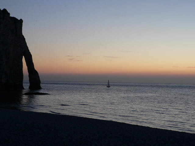 Quand le soleil se couche sur les falaises d'Etretat