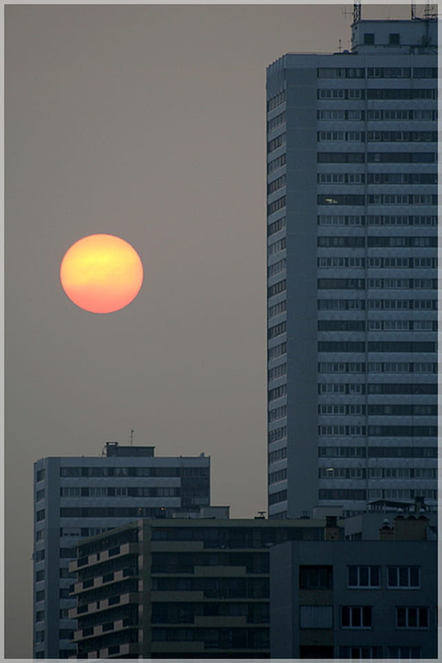 Quand une orange visite un immeuble