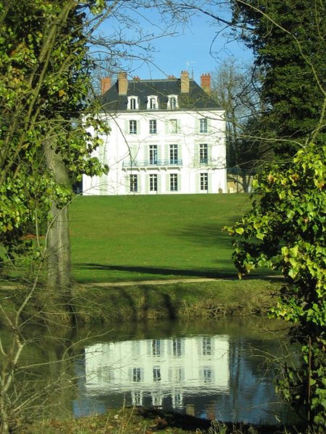 Reflets de la mairie de Boussy dans l'Yerres