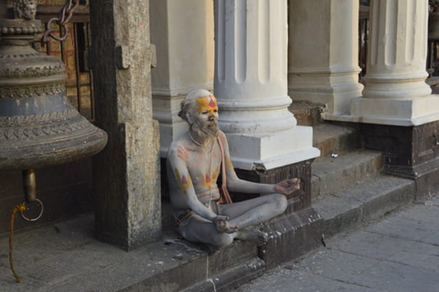 Saddhu prenant la pose