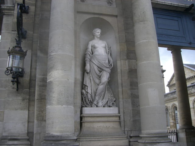 Statue à la porte de la mairie
