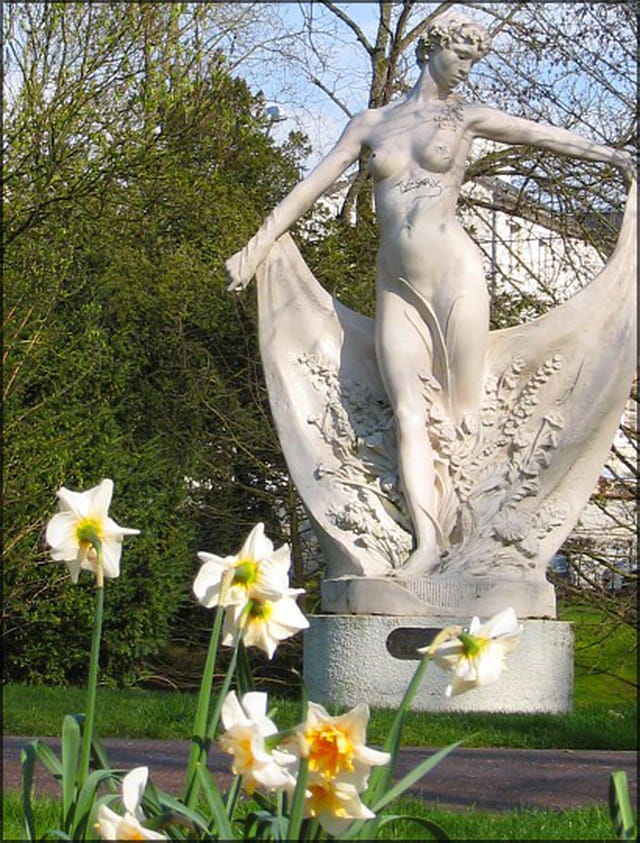 Statue du petit jard et jonquilles