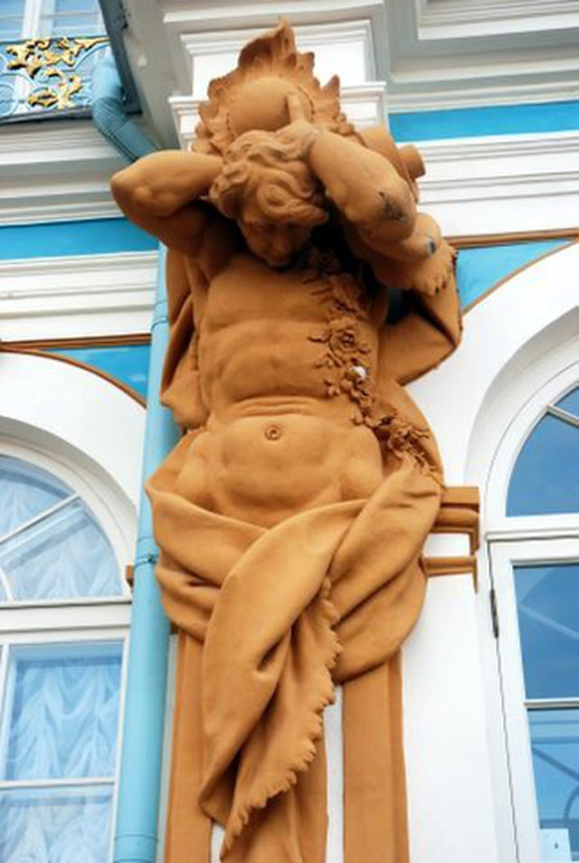 statue en façade du palais de Catherine II