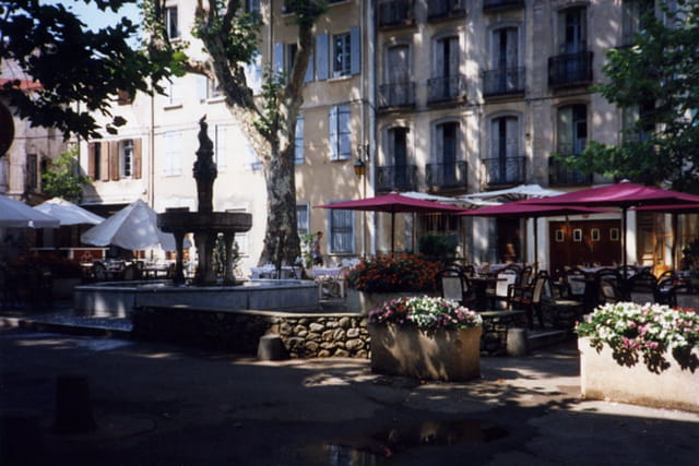 Sur la place,le soir