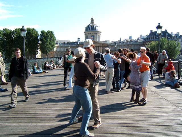 Sur les ponts de Paris, on y danse, on y danse...