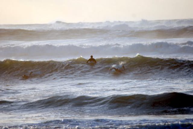 surfeurs dans l'océan déchaîné