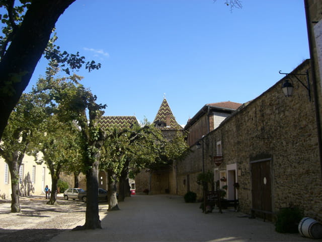 Toits colorés et ciel bleu