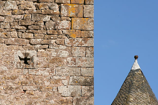 Tour médiévale et chapeau pointu