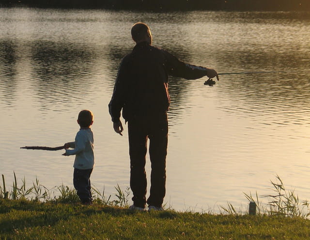 Un pêcheur et son enfant...
