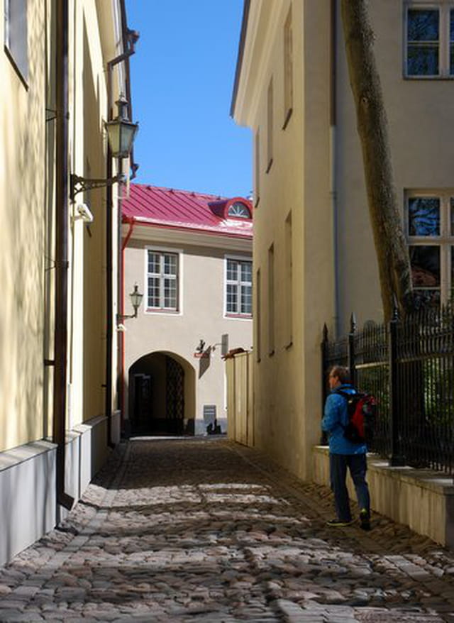 une rue pavée de la vieille ville