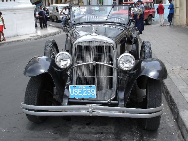 Vieille voiture américaine