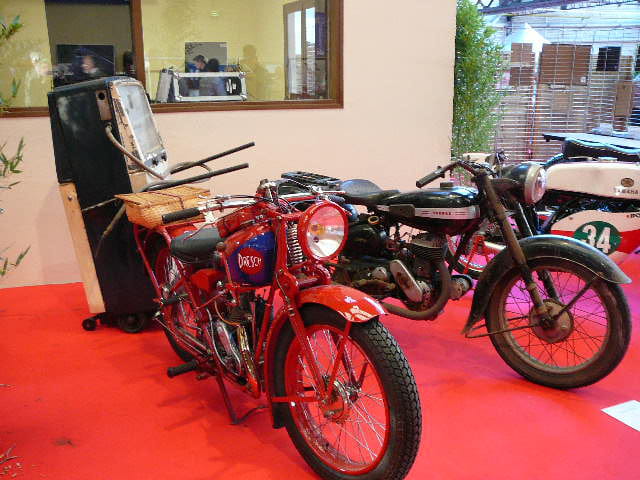 Vieilles motos et pompe à essence