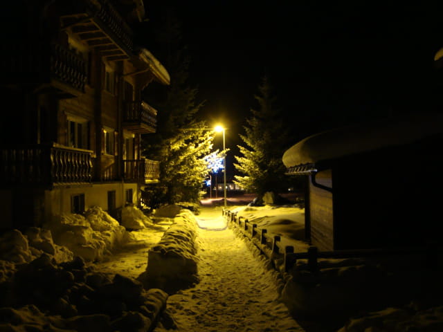 VILLAGE de NUIT ( Canton du Valais )Saas Almagell