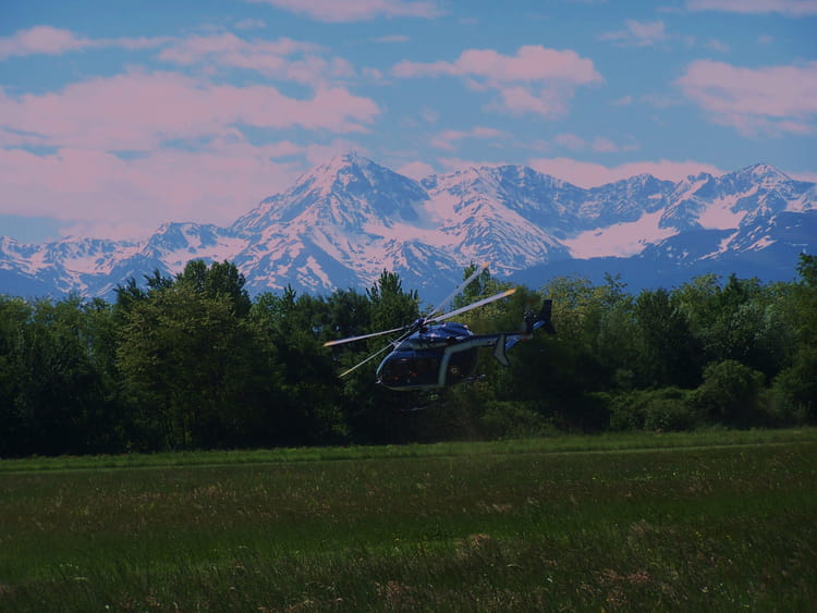 eurocopter-145-sur-fond-de-pyrenees-1084